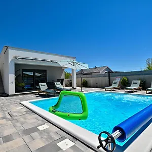 Ferienhaus House Sara With Heated Pool Kroatien